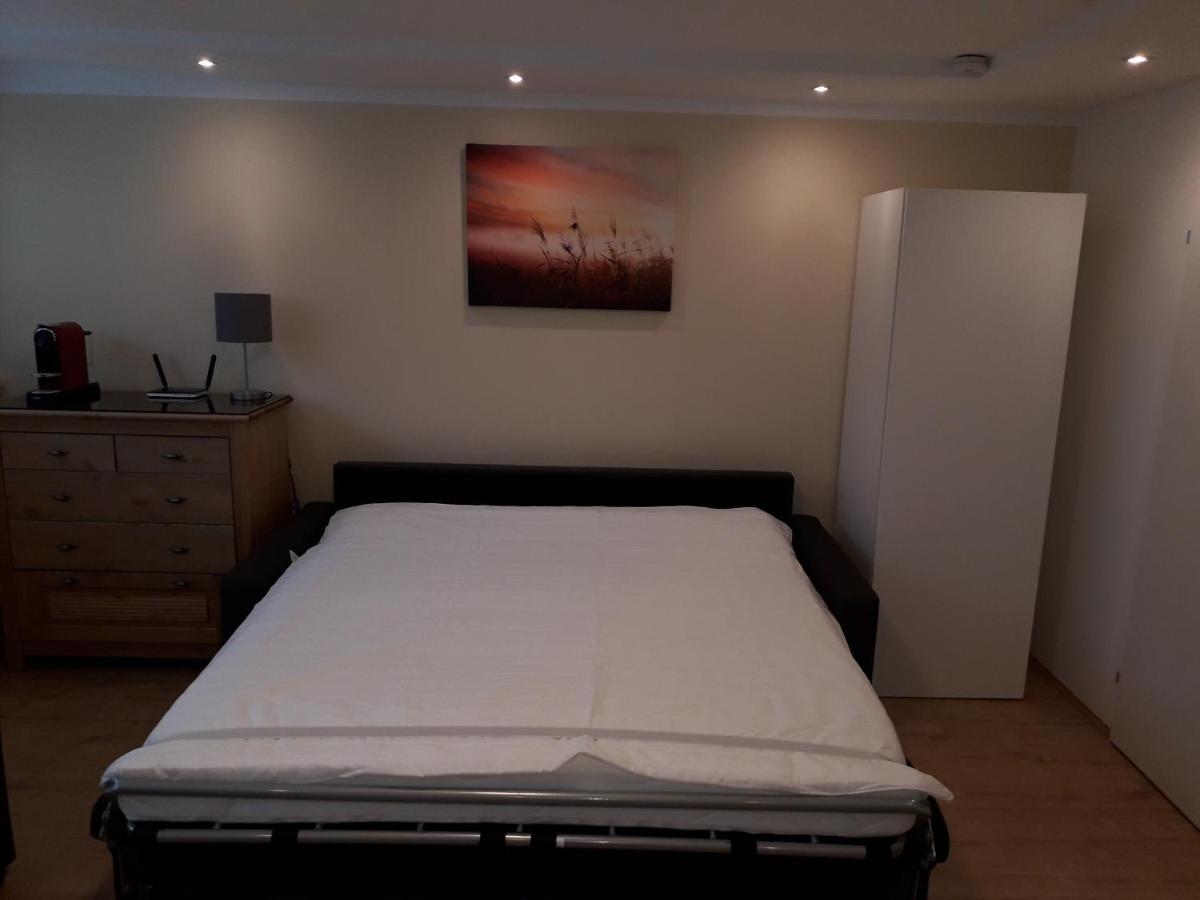 Апартаменты Cosy Flat In The Quiet Area With Own Garden, Free Parking And Direct Public Transport Link To The Centre Вена Экстерьер фото